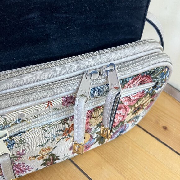 Cornell Floral Tapestry Purse Beige Faux Leather Multi-Pocket Magnet Clasp - Picture 3 of 13